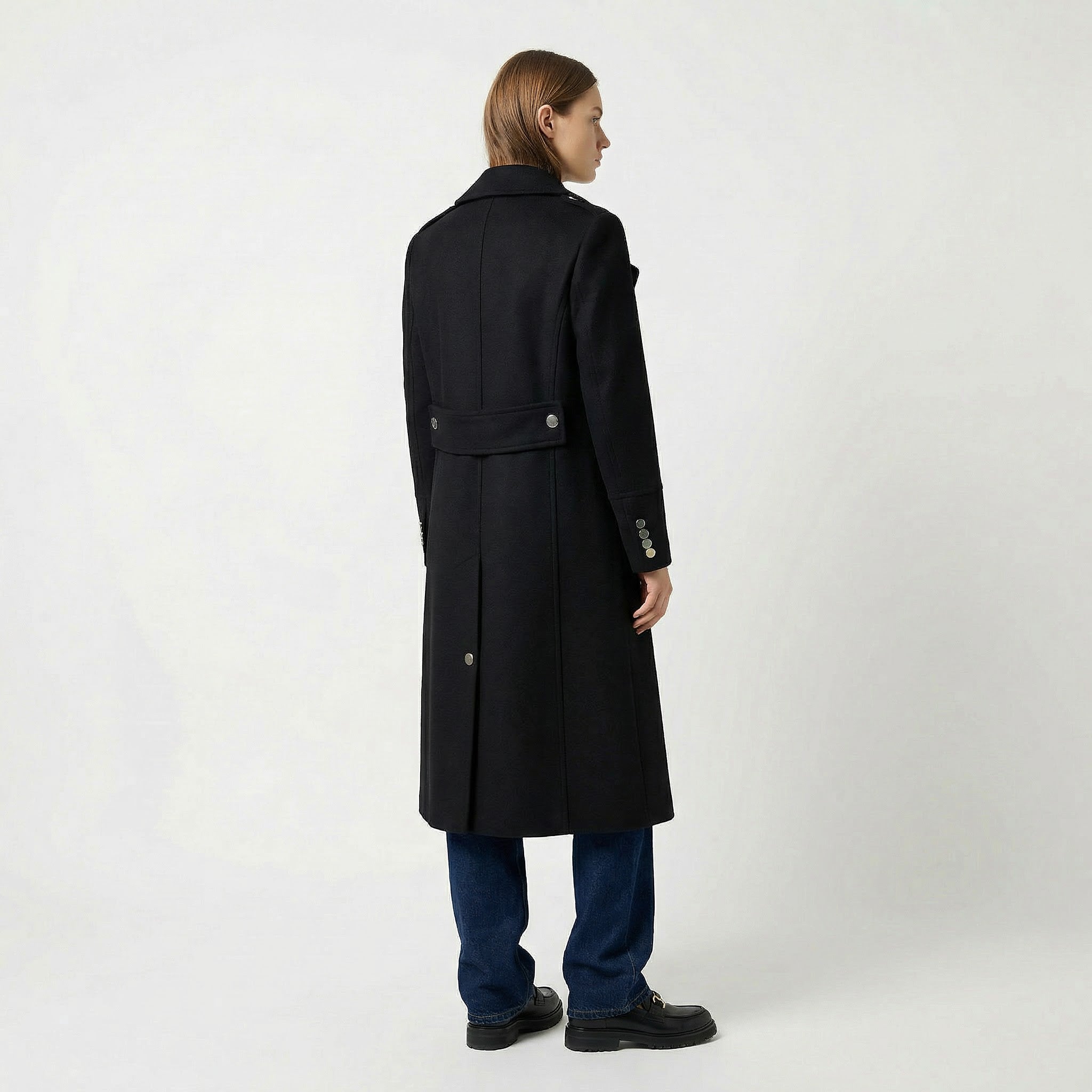 Wyrazisty czarny dwurzędowy płaszcz wełniany