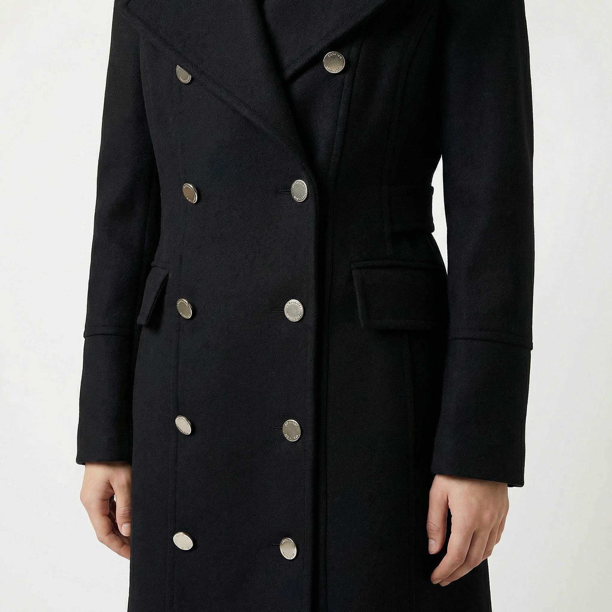 Wyrazisty czarny dwurzędowy płaszcz wełniany