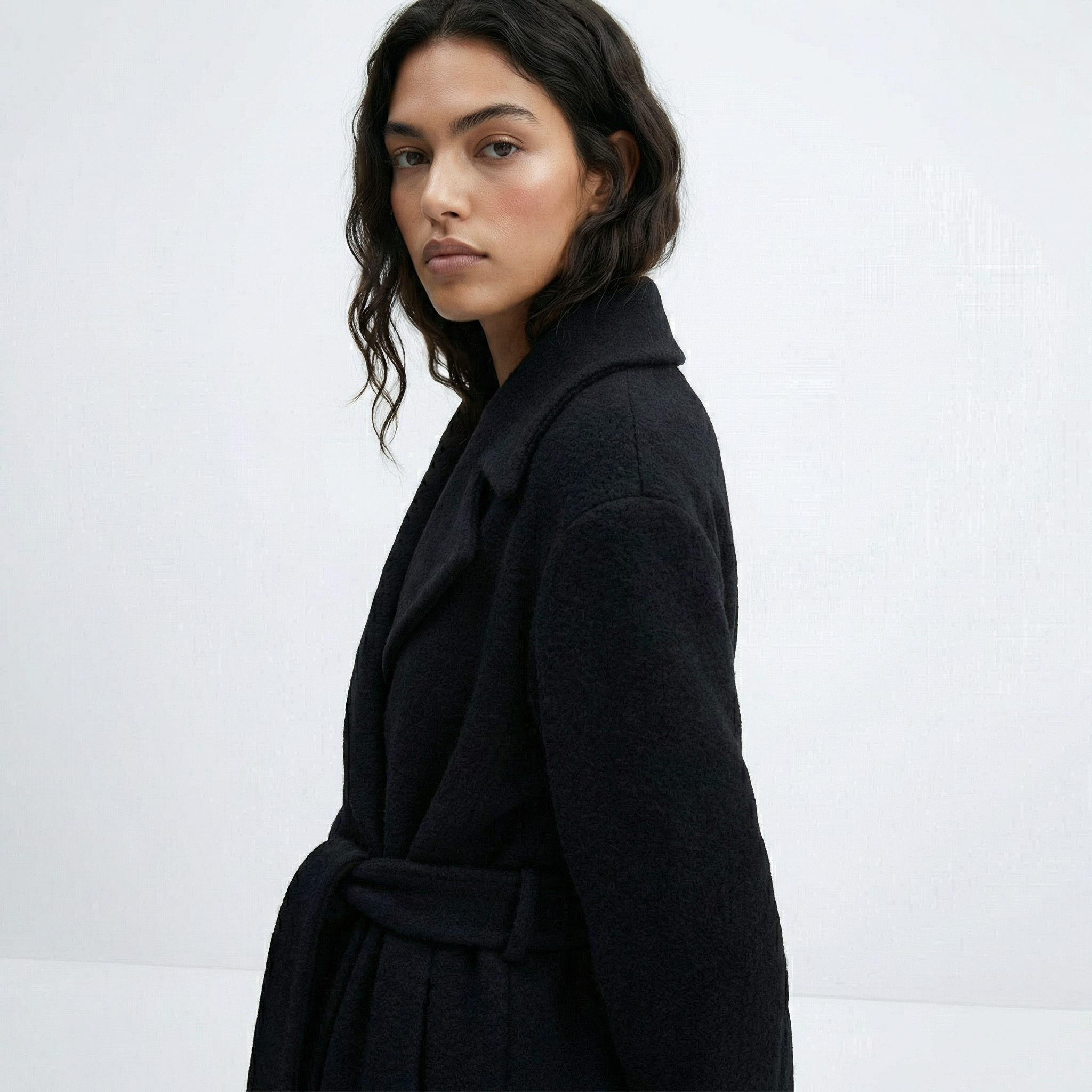 The Bond | 100% kokt ull knälång omlottkappa - svart