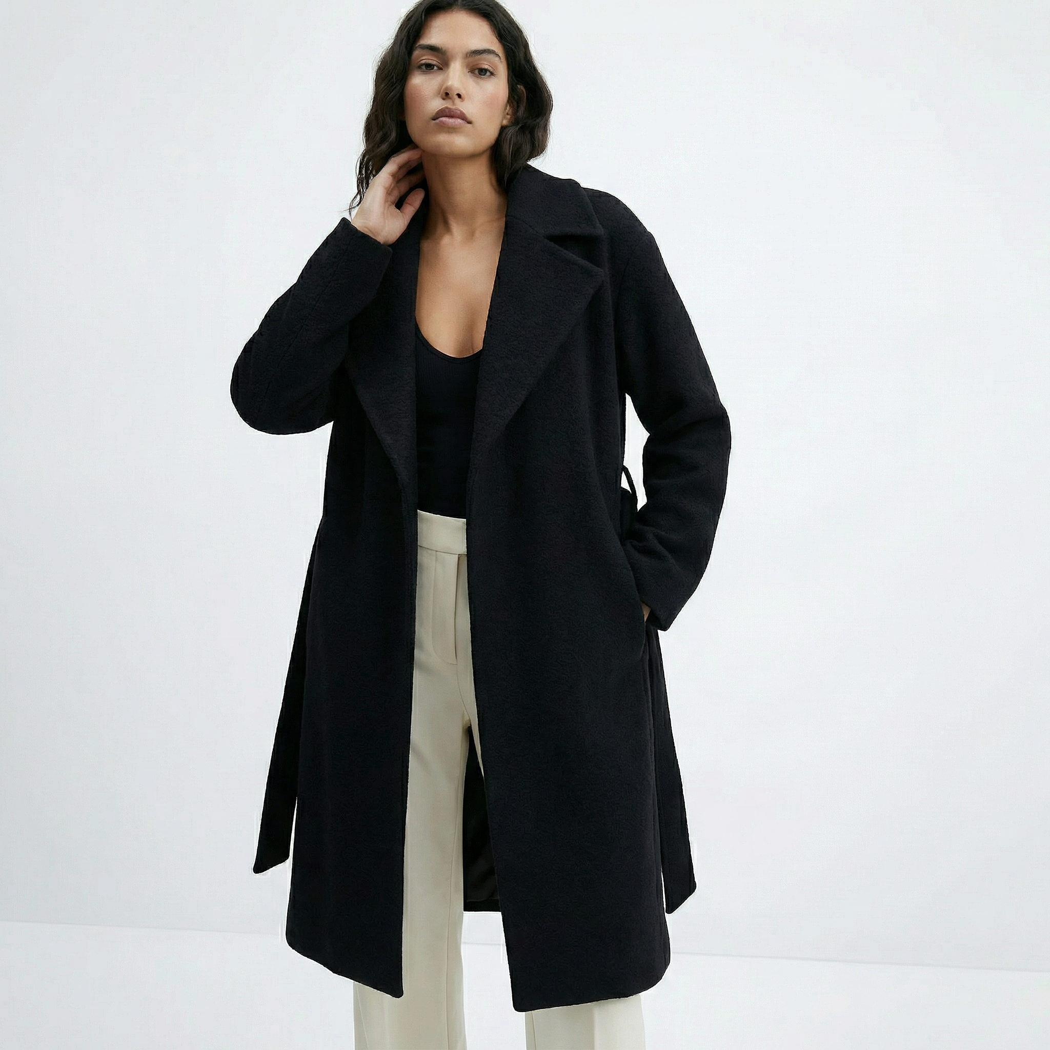 The Bond | 100% kokt ull knälång omlottkappa - svart